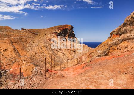 Sentier de randonnée sécurisé à travers le paysage rocheux de la baie de São Lourenço sur l'île de Madère, Portugal Banque D'Images