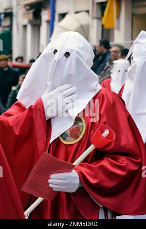 Procession le Vendredi Saint, hommes à capuchon pendant la procession de la semaine Sainte. Célébrations de Pâques - Sessa Aurunca. Italie Banque D'Images