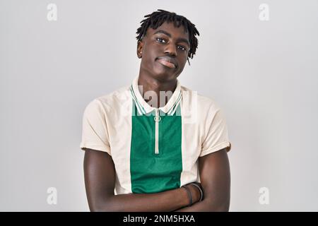 Homme africain avec des dreadlocks debout sur un arrière-plan isolé déprimé et s'inquiéter de la détresse, pleurant en colère et peur. expression triste. Banque D'Images