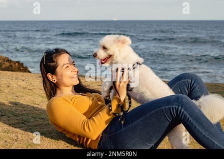 Jeune femme jouant avec son chien Banque D'Images