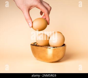 Oeufs de Pâques teints, peints en or beige couleur naturelle pour les fêtes religieuses de printemps. Faire des œufs à la main. Photo de haute qualité Banque D'Images