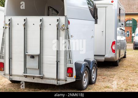 Transport de remorque à caisse de cheval et de fourgon de transport de cheval à la ferme ou au ranch. Transport de cheptel transport de transport de bétail d'animaux de camion Banque D'Images