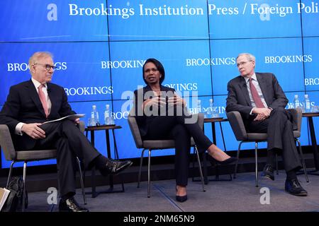 Washington, États-Unis. 24th févr. 2023. L'ancienne secrétaire d'État Condoleezza Rice (au centre) aux côtés de David Ignatius(1left)(modérateur) et de l'ancien président des Affaires de sécurité nationale Stephen Hadley(1right), parle de la manière dont les États-Unis peuvent être mieux préparés à relever les défis majeurs de sa décennie au cours d'une conversation : Relever le défi de la Russie, aujourd'hui sur 24 février 2023 au Brooking Institute/Think Tank à Washington DC, États-Unis. (Photo de Lénine Nolly/Sipa USA) Credit: SIPA USA/Alay Live News Banque D'Images