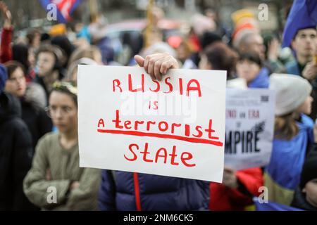 Bucarest, Roumanie - 24 février 2023: Faible profondeur de champ (foyer sélectif) image avec la main d'un homme tenant une guerre anti en Ukraine bannière du Banque D'Images