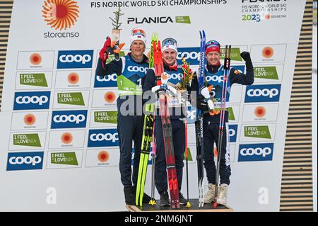 Les Norvégiens ont remporté les trois premières places du skiathlon masculin aux Championnats du monde de ski nordique 2023 de la FIS à Planica, en Slovénie, au 24 février 2023. De gauche à droite, Johannes Hoesflot Klaebo (2nd), Simen Hegstad Krueger (premier) et Sjur Roethe (troisième). L'événement combine les techniques classiques et les techniques de freestyle en une seule course. John Lazenby/Alamy Live News Banque D'Images