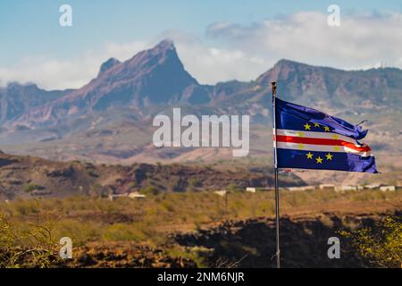 Le drapeau des îles du Cap-Vert exempté devant une chaîne de montagnes sur l'île de Santiago, au Cap-Vert Banque D'Images