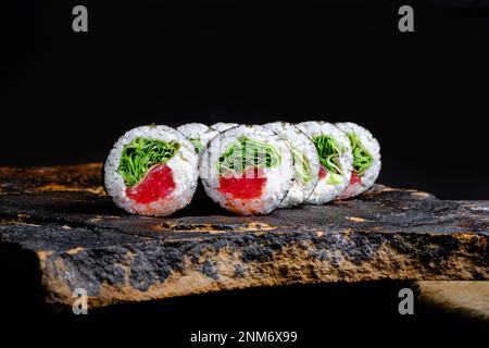 Cette photo appétissante présente un rouleau de sushi qui est sûr de faire votre bouche eau. Le rouleau est fait par des experts et contient des ingrédients frais, y compris Banque D'Images