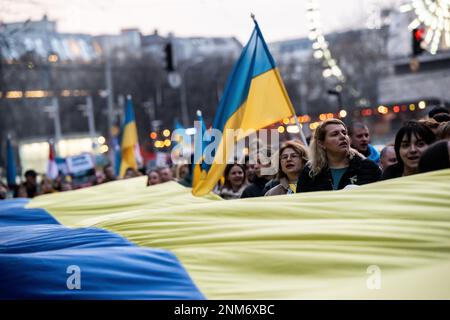 Budapest, Hongrie. 24th févr. 2023. Le peuple participe à une marche de solidarité à l'occasion du premier anniversaire de l'invasion russe de l'Ukraine. L'armée russe avait envahi l'Ukraine le 24.02.2022. Crédit : Marton Monus/dpa/Alay Live News Banque D'Images