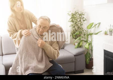 Deux personnes main dans la main. homme âgé et femme de soutien Banque D'Images