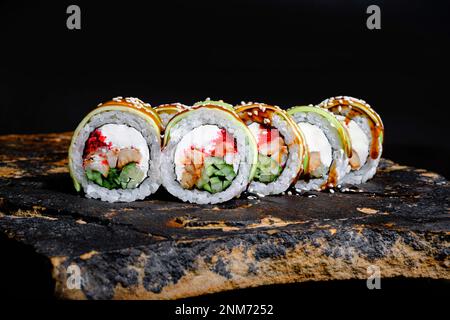 Cette photo appétissante présente un rouleau de sushi qui est sûr de faire votre bouche eau. Le rouleau est fait par des experts et contient des ingrédients frais, y compris Banque D'Images