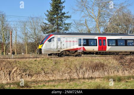 Classe 755 Stadler FLIRT unité multiple bi-mode exploitée par 'Greater Anglia' juste au nord d'Ely, Cambridgeshire, Angleterre Banque D'Images