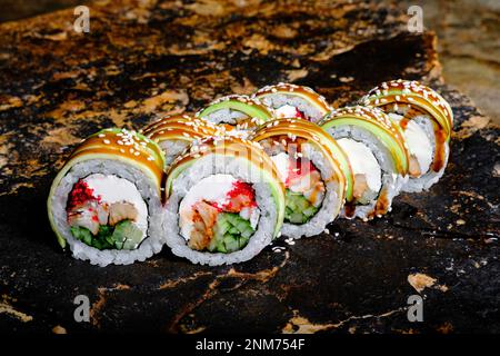 Cette photo appétissante présente un rouleau de sushi qui est sûr de faire votre bouche eau. Le rouleau est fait par des experts et contient des ingrédients frais, y compris Banque D'Images