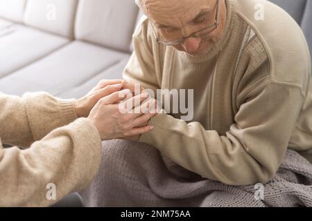 Deux personnes main dans la main. homme âgé et femme de soutien Banque D'Images