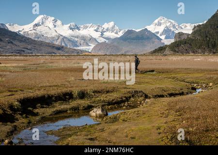 Une personne d'explorer l'intérieur de la Baie d'Ainsworth, en arrière-plan, la Cordillère Darwin PN Alberto de Agostini, la Terre de Feu, Patagonie, Chili Banque D'Images