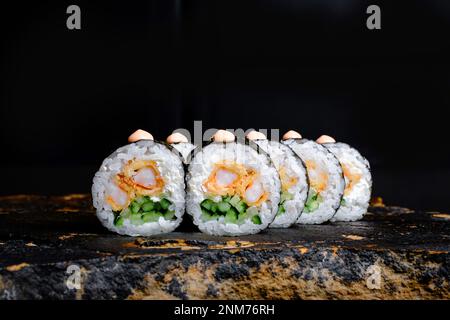 Cette photo appétissante présente un rouleau de sushi qui est sûr de faire votre bouche eau. Le rouleau est fait par des experts et contient des ingrédients frais, y compris Banque D'Images