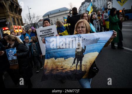 Budapest, Hongrie. 24th févr. 2023. Le peuple participe à une marche de solidarité à l'occasion du premier anniversaire de l'invasion russe de l'Ukraine. L'armée russe avait envahi l'Ukraine le 24.02.2022. Crédit : Marton Monus/dpa/Alay Live News Banque D'Images