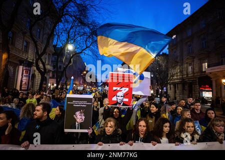 Budapest, Hongrie. 24th févr. 2023. Le peuple participe à une marche de solidarité à l'occasion du premier anniversaire de l'invasion russe de l'Ukraine. L'armée russe avait envahi l'Ukraine le 24.02.2022. Crédit : Marton Monus/dpa/Alay Live News Banque D'Images