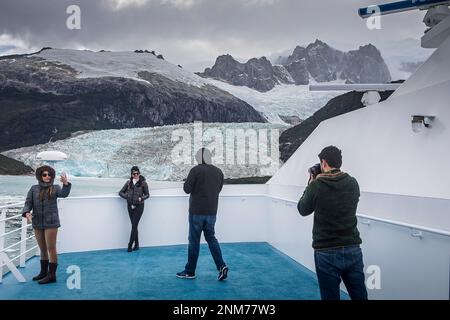 Les touristes et Pia Glacier, Ventus cruise ship, Pia bay, dans le canal de Beagle (nord-ouest), PN Alberto de Agostini, la Terre de Feu, Patagonie, Chil Banque D'Images