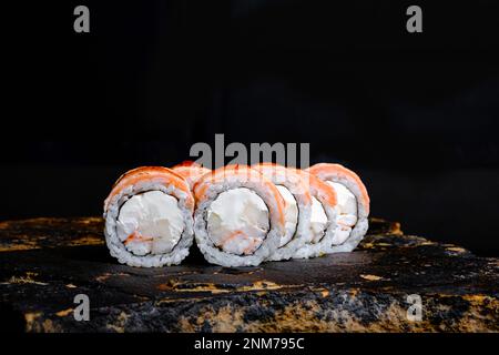 Cette photo appétissante présente un rouleau de sushi qui est sûr de faire votre bouche eau. Le rouleau est fait par des experts et contient des ingrédients frais, y compris Banque D'Images