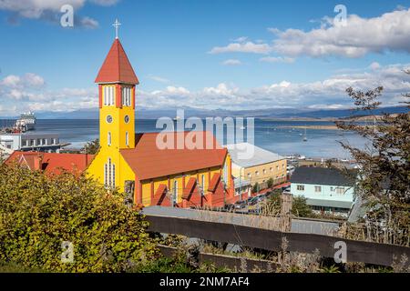 L'Iglesia Nuestra Senora de la Merced, l'église notre dame de la miséricorde et le Canal de Beagle, Ushuaia, Tierra del Fuego, Patagonie, Argentine Banque D'Images