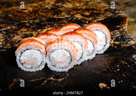 Cette photo appétissante présente un rouleau de sushi qui est sûr de faire votre bouche eau. Le rouleau est fait par des experts et contient des ingrédients frais, y compris Banque D'Images