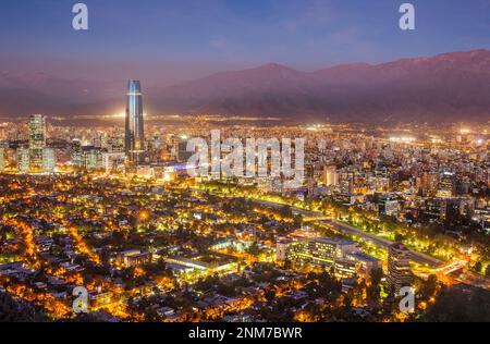 Panorama de Santiago (tour de Gran Torre Santiago) et des Andes depuis Cerro San Cristobal, Santiago, Chili Banque D'Images