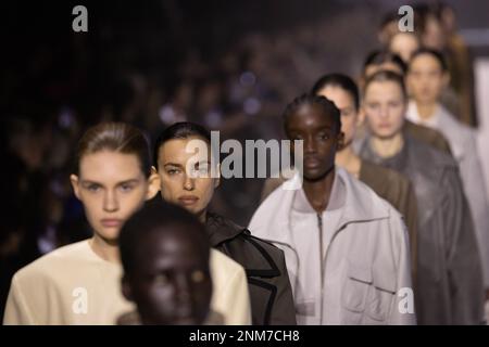 Milan, Italie. 24th févr. 2023. Irina Shayk marche sur la piste du défilé de mode de Tod pendant la semaine de mode de Milan vêtements pour femmes automne/hiver 2023/2024 sur 24 février 2023 à Milan, Italie. © photo: Cinzia Camela. Crédit : Agence photo indépendante/Alamy Live News Banque D'Images