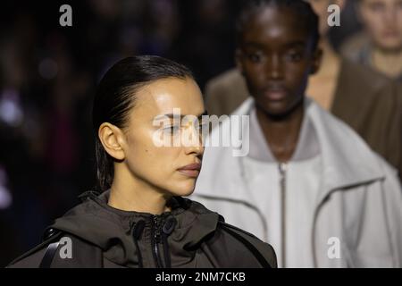 Milan, Italie. 24th févr. 2023. Irina Shayk marche sur la piste du défilé de mode de Tod pendant la semaine de mode de Milan vêtements pour femmes automne/hiver 2023/2024 sur 24 février 2023 à Milan, Italie. © photo: Cinzia Camela. Crédit : Agence photo indépendante/Alamy Live News Banque D'Images