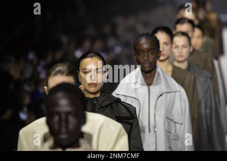 Milan, Italie. 24th févr. 2023. Irina Shayk marche sur la piste du défilé de mode de Tod pendant la semaine de mode de Milan vêtements pour femmes automne/hiver 2023/2024 sur 24 février 2023 à Milan, Italie. © photo: Cinzia Camela. Crédit : Agence photo indépendante/Alamy Live News Banque D'Images