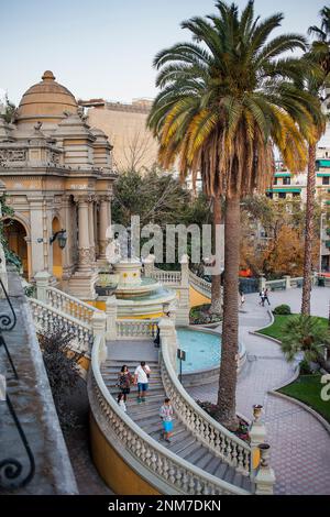 Fontaine de Neptune à l'Alameda entrée de Cerro Santa Lucia, parc, quartier Lastarria, Santiago. Le Chili. Banque D'Images