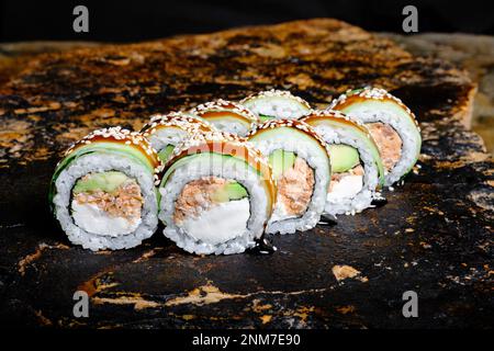 Cette photo appétissante présente un rouleau de sushi qui est sûr de faire votre bouche eau. Le rouleau est fait par des experts et contient des ingrédients frais, y compris Banque D'Images