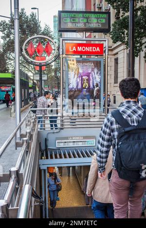 Scène de rue dans l'Avenida Libertador Bernardo O'Higgins, station de métro la Moneda, Santiago. Chili. Banque D'Images