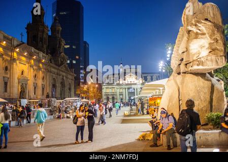 Plaza de Armas et statue de Mapuce, Santiago. Chili. Banque D'Images