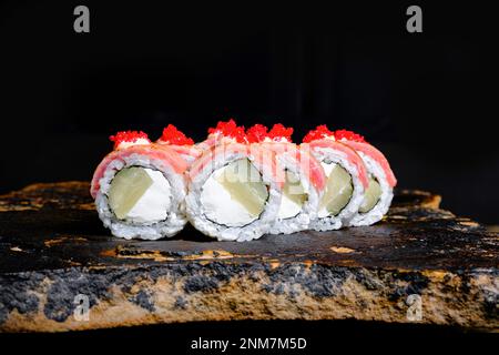 Cette photo appétissante présente un rouleau de sushi qui est sûr de faire votre bouche eau. Le rouleau est fait par des experts et contient des ingrédients frais, y compris Banque D'Images