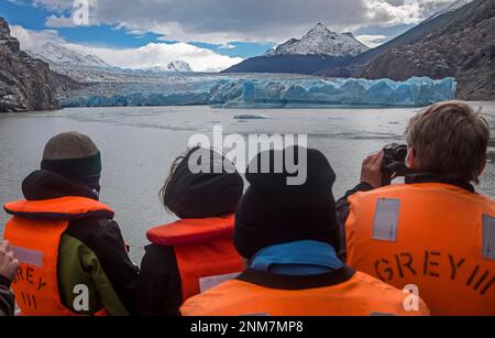 Glacier Grey et randonneurs dans un catamaran, croisement entre le lac Gris Gris et l'hôtel Refugio Lago Grey, parc national Torres del Paine, Patagonie, Chili Banque D'Images