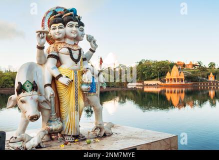 Trois dieux Dattatreya Trimurti (Trinité Divine) Sculpture dans le temple du Grand bassin (Ganga Talao) sur le banc du lac - un lieu sacré pour le pèlerinage de Hi Banque D'Images