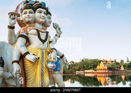 Trois dieux Dattatreya Trimurti (Trinité Divine) Sculpture dans le temple du Grand bassin (Ganga Talao) sur le banc du lac - un lieu sacré pour le pèlerinage de Hi Banque D'Images