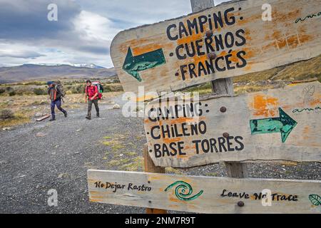 Les randonneurs et la signalisation dans le secteur de Torres, parc national Torres del Paine, Patagonie, Chili Banque D'Images