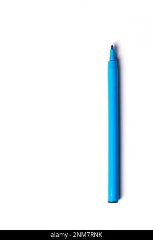 Un stylo feutre bleu avec capuchon repose sur un fond blanc. espace vide pour l'écriture Banque D'Images