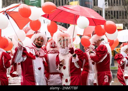 Clowns de Die Jecken Bajazzos en robe de fantaisie pour le carnaval. À Düsseldorf, Rhénanie-du-Nord-Westphalie, Allemagne, Europe Banque D'Images