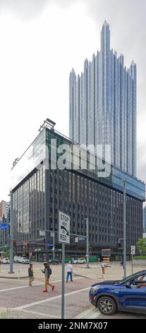 Black Glass Redux : le site emblématique de Pittsburgh, PPG place, se dresse derrière l'hôtel Etage, dans cette vue de Stanwix Street, sur Forbes Avenue. Banque D'Images