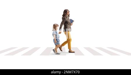 Photo pleine longueur d'une femme portant des livres et tenant les mains avec une petite fille sur une traversée piétonne isolée sur fond blanc Banque D'Images