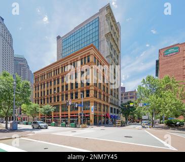 Centre-ville de Pittsburgh : le bâtiment Pickering en brique orange et terre cuite fait partie de l'annexe de 12 étages, maintenant appelée tour des congrès. Banque D'Images