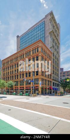 Centre-ville de Pittsburgh : le bâtiment Pickering en brique orange et terre cuite fait partie de l'annexe de 12 étages, maintenant appelée tour des congrès. Banque D'Images