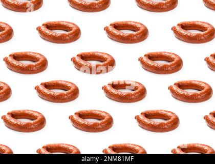 Motif avec saucisse bouillie et fumée sur fond blanc Banque D'Images