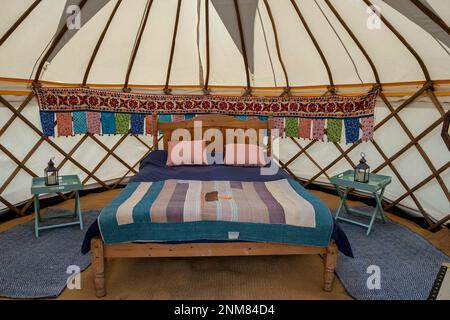 Intérieur de la yourte, Yourte dans village près de Hay-on-Wye pour fournir un hébergement pour les visiteurs de glamping Hay Festival, Hay-on-Wye, au Pays de Galles Banque D'Images