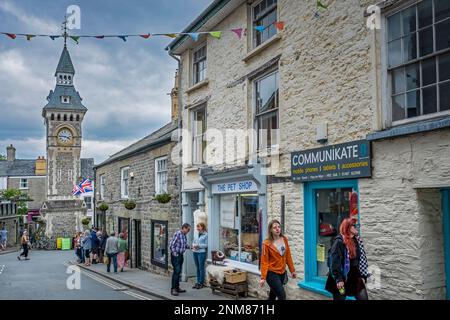 Lion street, en arrière-plan de l'horloge, Hay-on-Wye, au Pays de Galles Banque D'Images