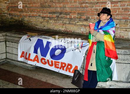 Padoue, Italie, 24th février 2023. Cortège torchlight pour la paix un an après le début du conflit Russie-Ukraine. Les associations qui se reconnaissent dans "Unis pour la paix", prenant l'appel de l'Europe pour la paix "arrêtons la guerre en Ukraine", promeuvent une marche torchlight pour la paix. 5,000 personnes ont défilé silencieusement le long des rues de Padoue. Le prix Nobel de la paix Lisa Clark a prononcé un discours. Crédit : Ferdinando Piezzi/Alay Live News Banque D'Images