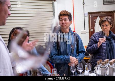 Dégustation de gin par Danny Cameron, à la distillerie Dyfi, artisan gin par Pete Cameron et Danny Cameron, Corris, Machynlleth, au Pays de Galles Banque D'Images