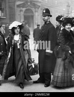 Johnny Cyprus - suffragette Mabel Capper devant le tribunal de la rue Bow après arrestation - 1912. Banque D'Images